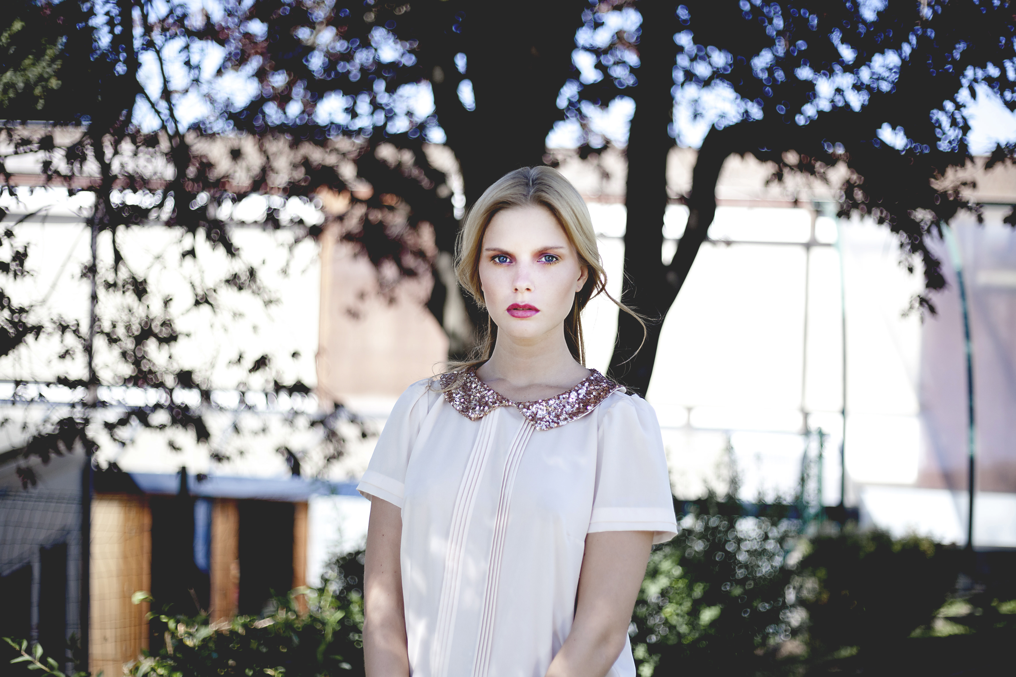 L'Absente : 5D Mk II + 50mm 1.8 en lumière naturelle + aide d'un assistant pour le réflecteur