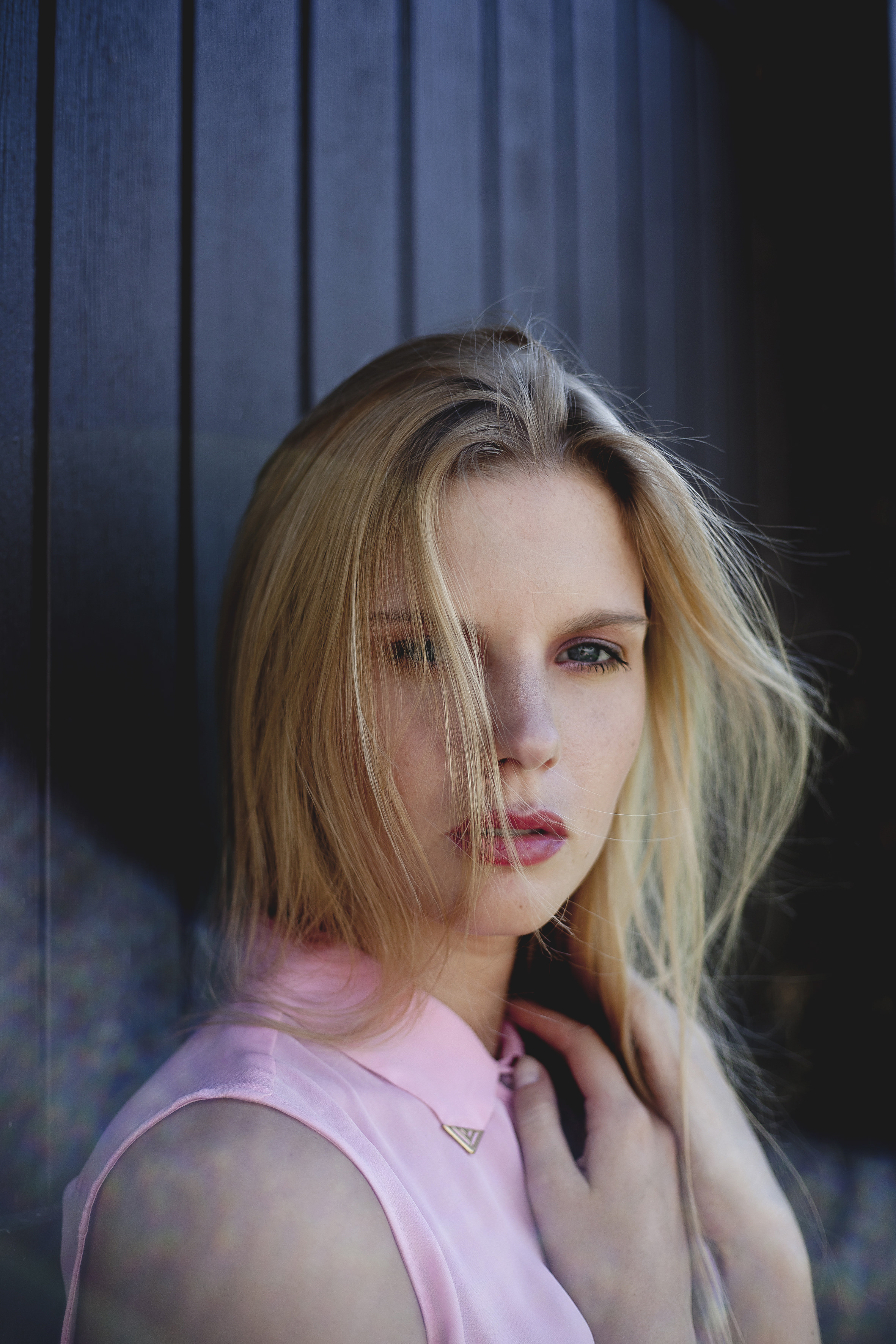 L'Absente : 5D Mk II + 50mm 1.8 en lumière naturelle + aide d'un assistant pour le réflecteur